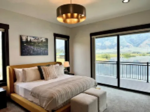 Lakeview Manor overlooking Henry's Lake - Worldclass Fishing - Near Yellowstone