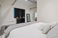 Extra Large One Bedroom DTLA Condo Sleeps 4 with Free Parking and Rooftop Pool