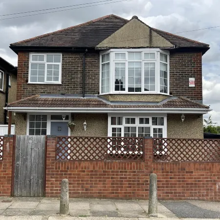 4 Bed House Sleeps 8 - Enclosed Garden - Parking