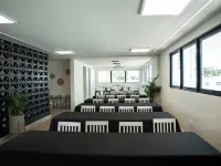 The Looking Glass Hotel Hotels near El Teatro