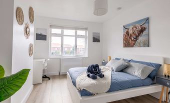 Free Parking - 4 Bedroom House