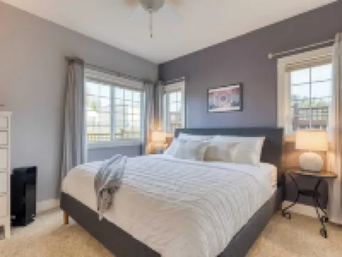 Sunny Backyard Fireplace Coastal Access in Peaceful Neighborhood Near Shopping Hotels in Langley