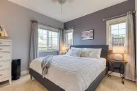 Sunny Backyard Fireplace Coastal Access in Peaceful Neighborhood Near Shopping Hotels in der Nähe von Whidbey Island