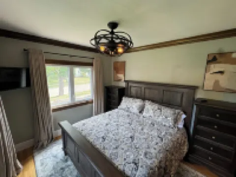 Charming 4-bedroom house with 3 king/1 full beds, 2 full baths, AC, Wifi, Patio