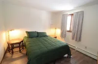Charming 2-bedroom apartment with WiFi, AC in lovely Conesus