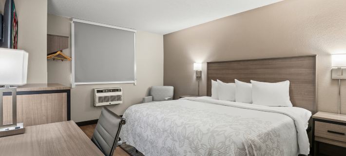 Red Roof Plus+ Belleville Hoteles en Condado de Wayne