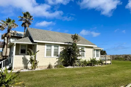 Sun & Fun @ Can't Be Beat Beachfront Location!