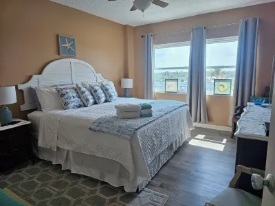 The Sandpiper Tower! 1 Bedroom Condo on the 5th Floor, Oceanfront Building
