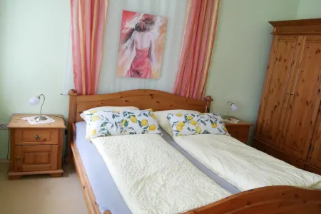 4-star disabled-friendly non-smoking apartment; pets on request