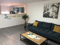 Ancien Corps de Ferme au Milieu des Tournesols