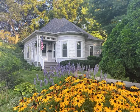 Historic Cottage - Walk to Downtown & Trails Hotels in Ogle County