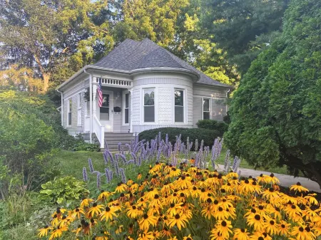 Unique Victorian Cottage Close to Town
