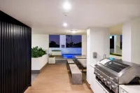 BEACH  Luxury Upmarket 2B 2B unit, OCEAN VIEWS!  250m to BUDDINA BEACH!