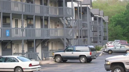 C206  Charming lakefront walk-in level condo! Отели в г. Осейдж-Бич