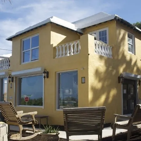 Private and Dreamy.....Balcony, Wine, Sunset,  Upstairs with its own entrance! Отели в г. Сэндис