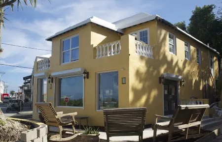 Private and Dreamy.....Balcony, Wine, Sunset,  Upstairs with its own entrance! Отели в г. Сэндис