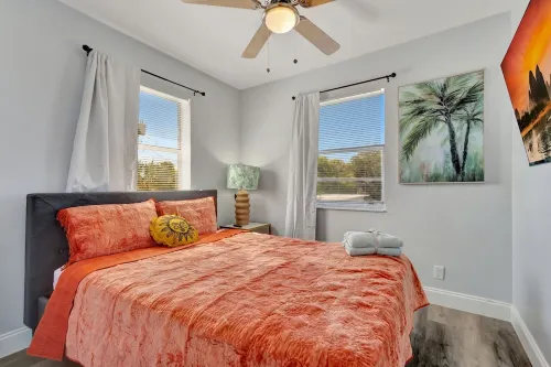 Marina Breeze! Charming 4-bedroom  in delightful West Palm Beach with AC, WiFi