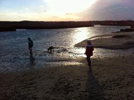 Beautiful 2 Bedroom Cottage Just Short Stroll To Town Neck Beach Отели в г. Сандуич