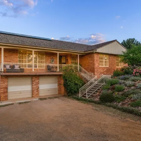 3 bedroom, two bathroom house fully equipped large kitchen, extensive lounge