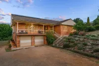 3 bedroom, two bathroom house fully equipped large kitchen, extensive lounge Hotels in Molong