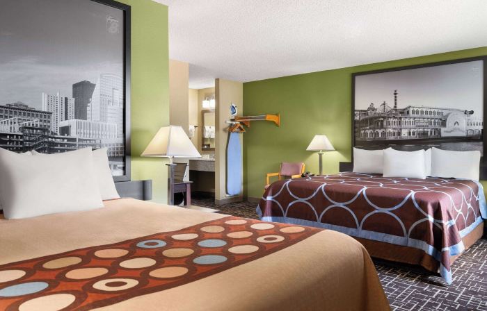 Super 8 by Wyndham Dyersville Near Field of Dreams