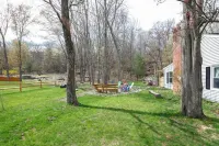 New Luxury 5Br3BTH Woodstock Secret Retreat Near All Ski MT Heated Pool& Hot Tub Hotels in West Hurley