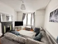Spacious Three Bed House & Private Garden - New Brighton Beach & Promenade