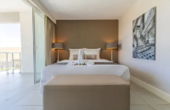 Palm Beach Grand Oasis: Spacious 21-Guest Retreat - Walk to All!