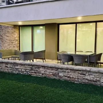 REMODELED Luxurious First-Floor Apartment in Isla Residences