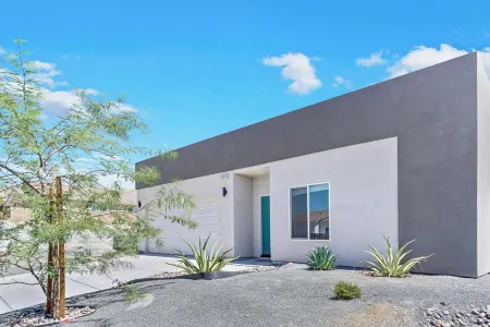 Spacious 3-bedroom vacation home 20 minutes from Agua Caliente Casino Отели рядом с достопримечательностью «Desert Hot Springs Chamber-Commerce»