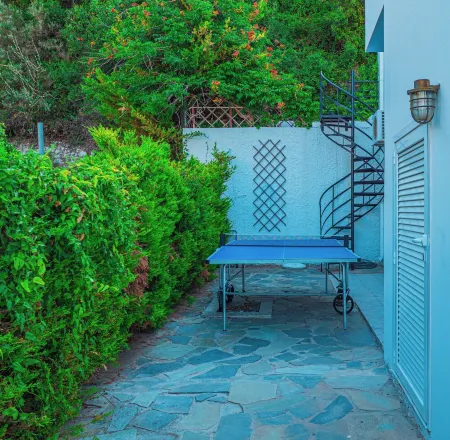 4 bed villa private pool sleeps 10. Great sea mountain views, walk to taverna.
