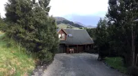 Authentic log chalet serene and secluded with outdoor spa
