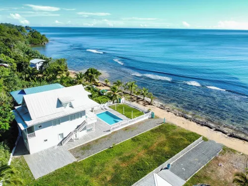 Beach House with Pool 보카스델토로 호텔