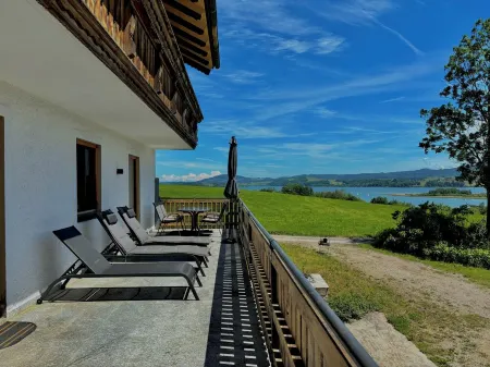 Gästehaus "seeblick" Helle Terrassenwohnung am Wallersee v. den Toren Salzburgs