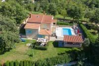 Holiday home for 10, 175 m² with pool in quiet surroundings - 3-stjärniga