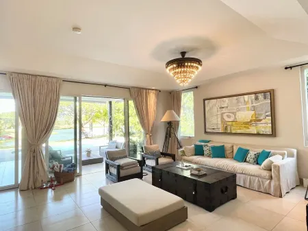 Luxury and tranquil 4 Bedroom Thownhome