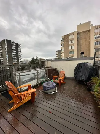 Heritage Townhome Steps from the Beach in Kitsilano with Private Rooftop Patio Отели рядом с достопримечательностью «UBC Extended Learning»