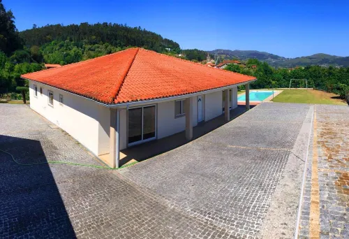 4 Bedroom Private vacation home in SÃ£o Miguel do Prado Hotels in Vila Verde