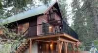 Mountain cabin with fenced yard. Close to Stevens & Leavenworth. Dog friendly.