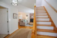 Relaxing Island Retreat, Cozy Cottage, Lamberts Cove Beach Access!