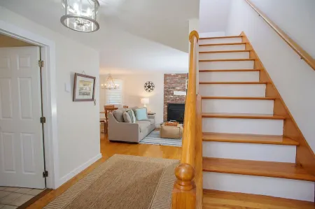 Relaxing Island Retreat, Cozy Cottage, Lamberts Cove Beach Access!