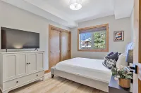 Luxury Condo - Newly Renovated and New Furniture - Outdoor Pool - Mountain Views