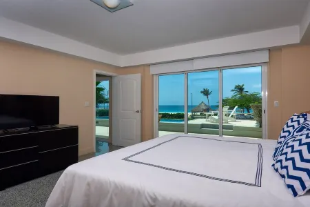 Walk to Eagle Beach – Exclusive 6Br Beachfront Condo with Private Pool & Jacuzzi