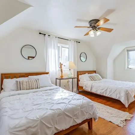 Stylish 4 Bedroom Home minutes from Downtown Champaign & Campus