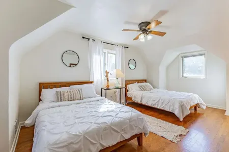 Stylish 4 Bedroom Home minutes from Downtown Champaign & Campus Отели рядом с достопримечательностью «Champaign-Urbana Tenant Union»