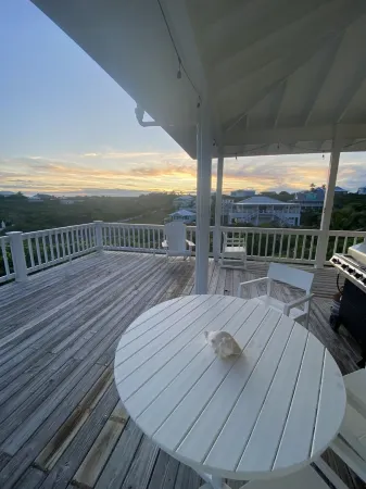 Barefoot Beach - oceanfront beach house w/ private beach, sunrise & sunset views Отели в г. Элбоу Кей