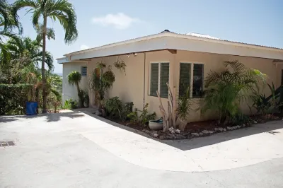 Couples Retreat, King Bed, Wi-Fi, Cable TV, A/C, Close to Cruz Bay Hotels in 