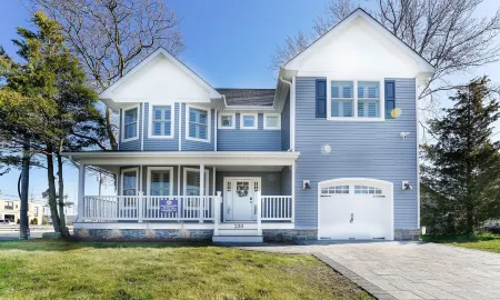 Prime PPB location, steps to all the restaurants, shops, 5 blocks to the beach!