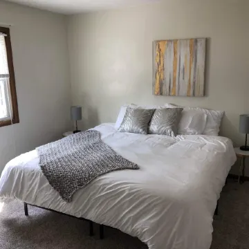 Spacious 2-Bedroom Apartment - Close To It All!