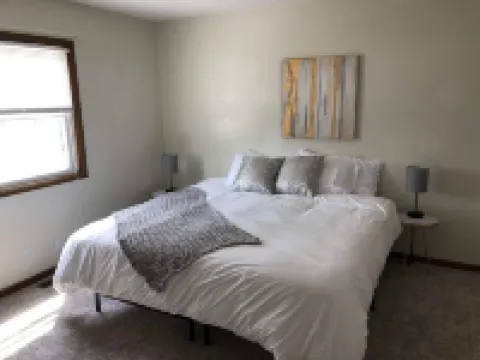 Spacious 2-Bedroom Apartment - Close To It All!